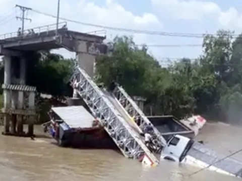 Cầu BOT ở Đồng Tháp bị sập, xe tải rơi xuống kênh