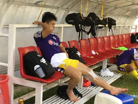 Đình Trọng chấn thương trước thềm dự Kings Cup, HLV Park Hang-seo lo lắng