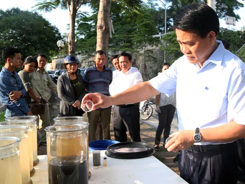 Chủ tịch Hà Nội kiểm tra việc thử nghiệm làm sạch sông Tô Lịch