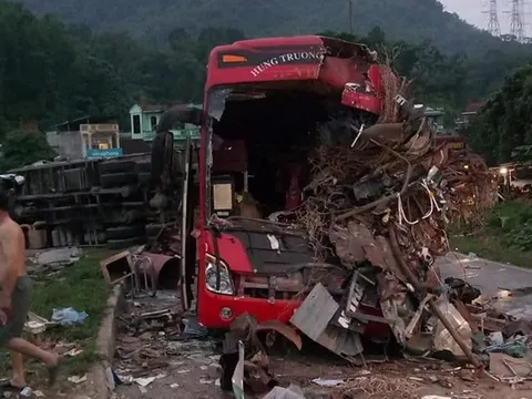 Xe tải chở sắt vụn mất lái đâm xe khách ở Hòa Bình, 34 người thương vong