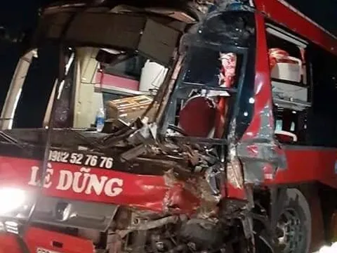 Thêm vụ tai nạn xe khách 'đấu đầu' xe đầu kéo tại Hòa Bình