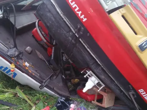 Va chạm với xe tải cùng chiều, xe khách chở 26 công nhân mất lái lao xuống ruộng rồi lật nghiêng