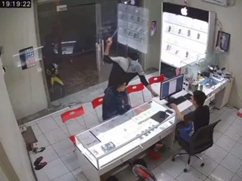 Truy bắt đối tượng dùng hung khí chém chủ cửa hàng điện thoại ở Sài Gòn