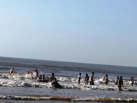 Thanh Hóa: 2 du khách tử nạn khi tắm biển Hải Tiến