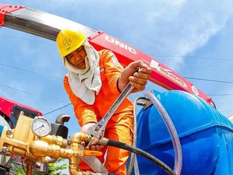 Nắng nóng gay gắt trên diện rộng, EVN phát điện chạy dầu giá cao tới 5.000 đồng/kWh