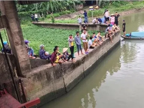 Tìm thấy thi thể 2 bà cháu bị lật thuyền trong đêm ở Hải Dương