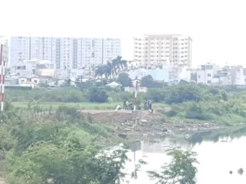 Nghi án một tài xế GrabBike bị cắt cổ, cướp tài sản ở Sài Gòn