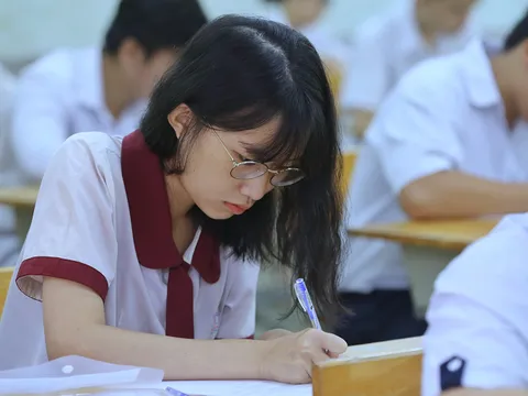 Sáng 26/6, các thí sinh làm bài thi tổ hợp Khoa học tự nhiên