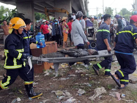 Vụ 2 ô tô rơi cầu Hàm Luông: 3 nạn nhân tử vong