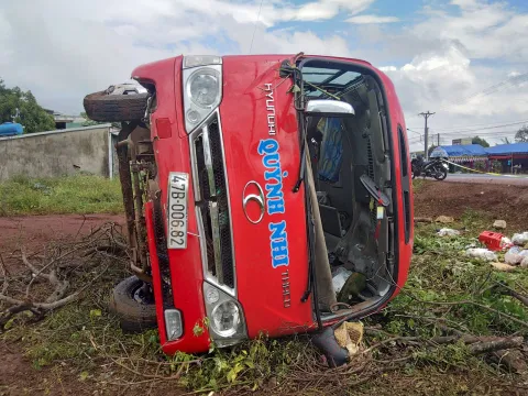 Gia Lai: Xe khách lật nghiêng, 3 người thương vong