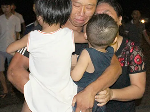 Làng biển đẫm nước mắt đón 7 thuyền viên gặp nạn trở về