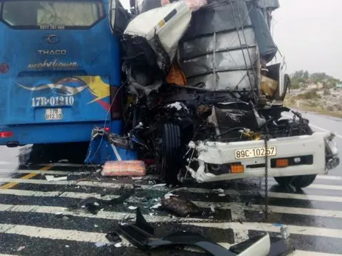 Quảng Bình: Tai nạn liên hoàn khiến đầu xe tải biến dạng, tài xế mắc kẹt trong cabin