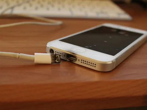 Lạng Sơn: Vừa sạc vừa dùng điện thoại, 1 thanh niên tử vong