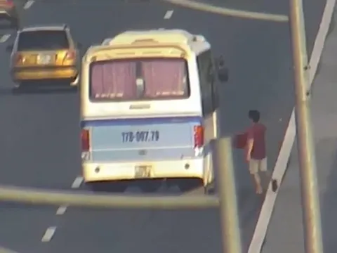 Tài xế xe khách bị phạt 5,5 triệu đồng vì dừng đỗ trên cao tốc bắt khách