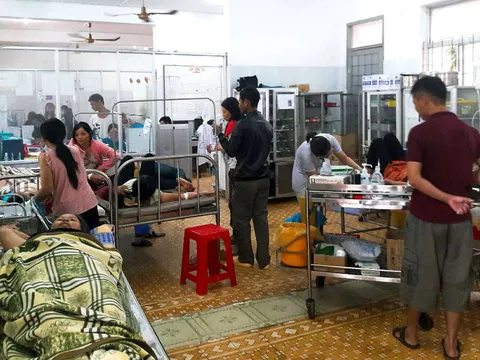 Hàng trăm người ngộ độc khi ăn đám cưới