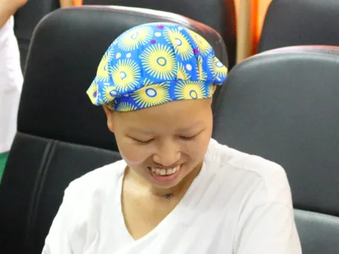 Giây phút bé Bình An – con của sản phụ ung thư giai đoạn cuối được xuất viện