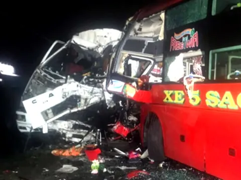 Bình Thuận: Ôtô giường nằm đấu đầu xe tải, hai tài xế thiệt mạng