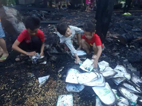 Hà Tĩnh: Nhà cháy trong lúc cha mẹ đi chữa bệnh, 3 anh em ngơ ngác bên đống tro tàn