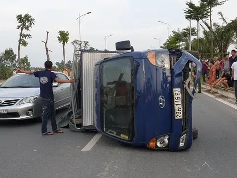 Gây ra 2 vụ tai nạn trên đường ở Hà Nội, tài xế xe Ford EcoSport bỏ trốn