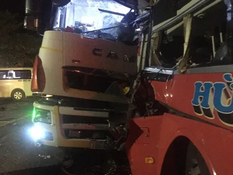 Xe khách đấu đầu xe tải gần hầm Hải Vân, 13 người thương vong