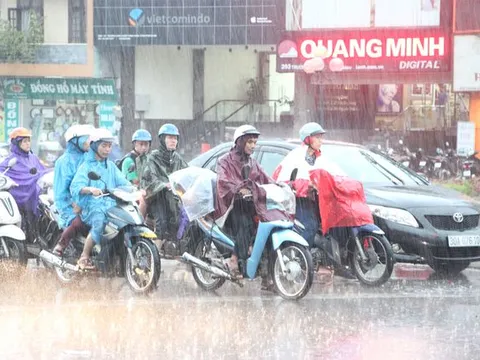 Hà Nội: Ngày nắng nóng, chiều tối có mưa giông kèm lốc gió giật mạnh
