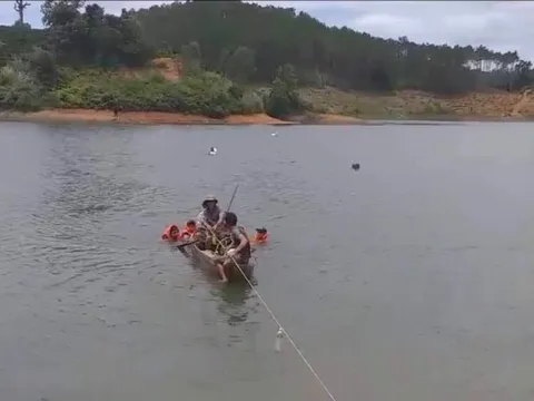 Lâm Đồng: Chèo xuồng ra đập câu cá, 3 nam sinh chết đuối thương tâm