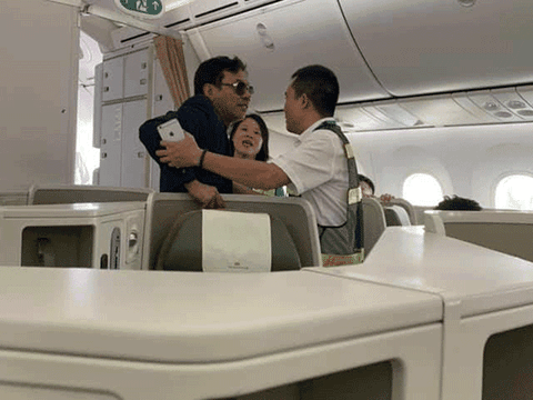 Hành khách thương gia say xỉn, sàm sỡ cô gái trẻ trên máy bay là đại gia bất động sản Đất Lành