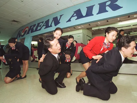 Khách hàng gây rối, tiếp viên hàng không cần xử lý như thế nào?