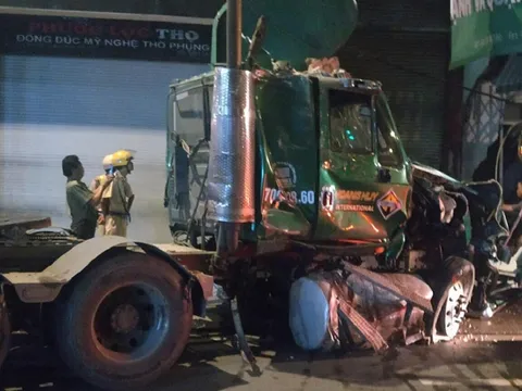 Xe đầu kéo đâm sập nhà dân ở Sài Gòn, nhiều người mắc kẹt