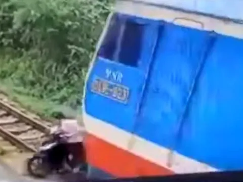 Quảng Bình: Người phụ nữ băng qua đường ray bị tàu hỏa đâm tử vong