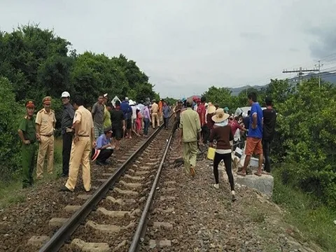 Vụ xe khách va chạm tàu SE27 làm 3 người tử vong:Tài xế xe khách không chú ý quan sát