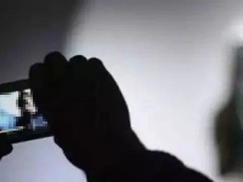 Bắt ông lão U70 dùng 'clip nóng' tống cả tình lẫn tiền phụ nữ đã có gia đình