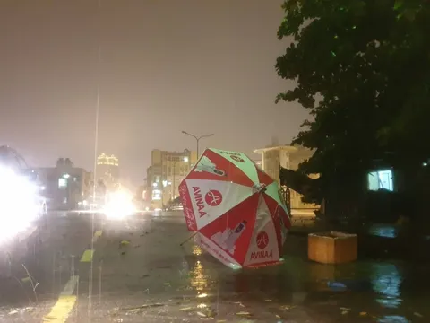 Bão số 3 đổ bộ: TP. Móng Cái, Quảng Ninh mưa lớn, gió giật mạnh cấp 7-8