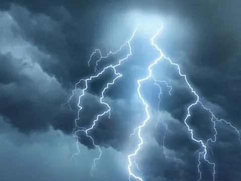 Cà Mau: Phó công an huyện bị sét đánh, ngã xuống đường bất tỉnh