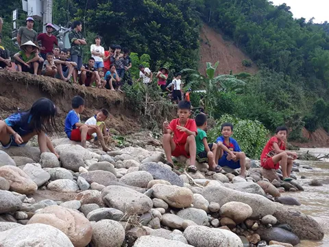 Thanh Hóa: Công tác tìm kiếm 12 người mất tích tại Sa Ná gặp khó khăn