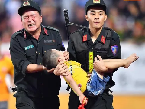 Hình ảnh chiến sĩ cảnh sát cơ động cứu cháu bé lên cơn co giật gây xúc động mạnh trên mạng xã hội