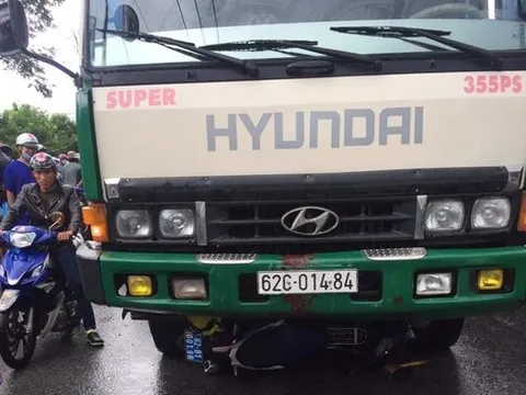 Tài xế ô tô tải đâm vào lực lượng quản lý thị trường rồi bỏ trốn