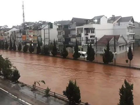 Mưa lớn, thành phố Đà Lạt chìm sâu trong biển nước