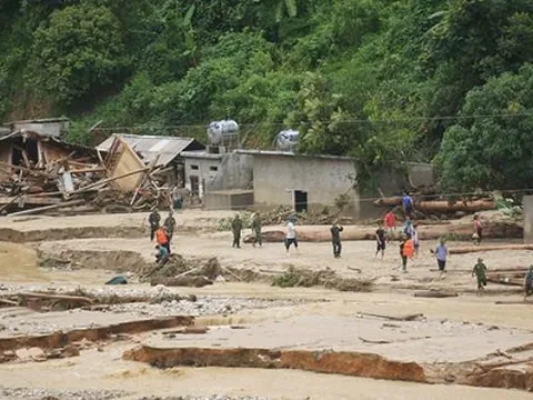 Tìm thấy thi thể 2 nạn nhân trong gia đình có 6 người bị lũ cuốn trôi ở Thanh Hóa