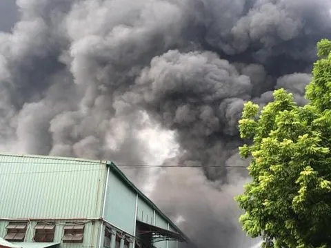 Đang cháy lớn tại KCN Sài Đồng gần Aeon Mall Long Biên