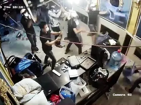 Hàng chục thanh niên xông vào nhà hàng đập phá, cuỗm túi xách chứa 200 triệu đồng ở trung tâm Sài Gòn