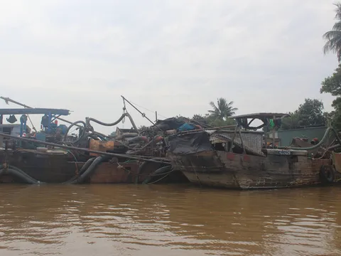 Cảnh sát nổ súng trấn áp 4 tàu khai thác cát lậu trên sông Đồng Nai