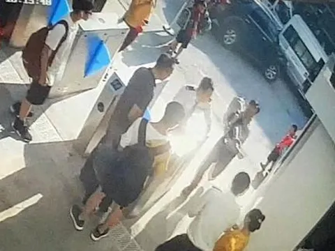 Đã tìm thấy chiếc áo đỏ của học sinh lớp 1 tử vong trên xe do bị bỏ quên