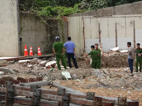 Tháo dỡ nhà xưởng bức tường bất ngờ đổ sập, hai công nhân tử vong tại chỗ