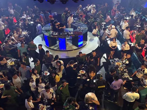 Đột kích quán bar phố cổ lúc 0h, phát hiện 54 nam thanh nữ tú dương tính với ma túy
