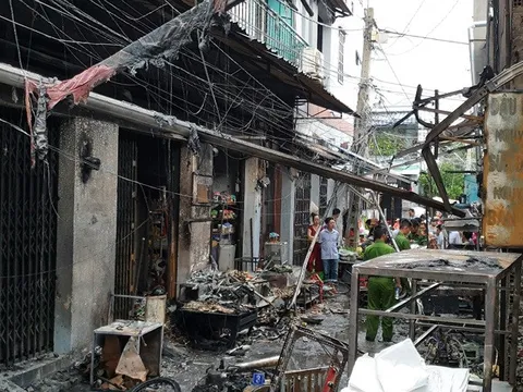 TP HCM: Hàng trăm bình gas mini phát nổ, thiêu rụi 6 ki ốt cùng nhiều tài sản