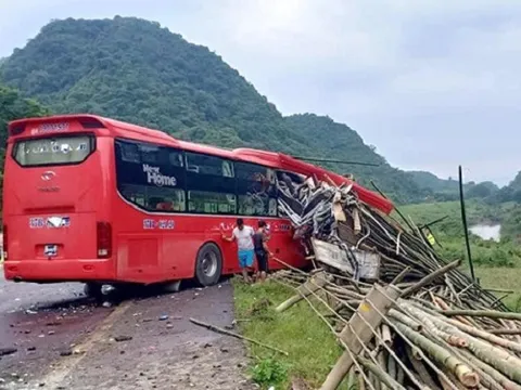 Hòa Bình: Xe tải bị ô tô khách đâm từ phía sau, 16 người thương vong