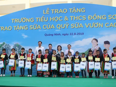 Lễ trao tặng Trường Tiểu học & THCS Đồng Sơn và Quỹ sữa Vươn cao Việt Vam trao tặng sữa cho trẻ em tỉnh Quảng Ninh
