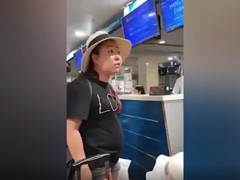Nữ hành khách chửi bới, thóa mạ nhân viên sân bayTân Sơn Nhất là cán bộ Công an quận Đống Đa