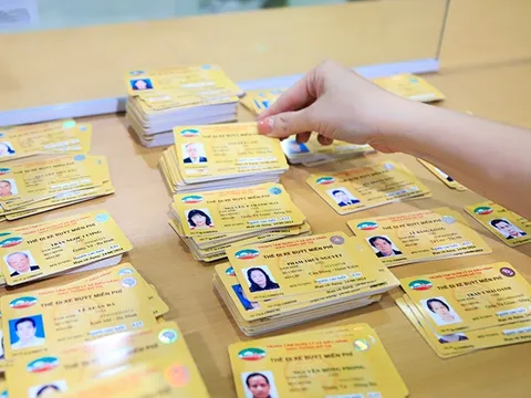 Đối tượng, thủ tục và địa điểm cấp thẻ xe bus miễn phí tại Hà Nội